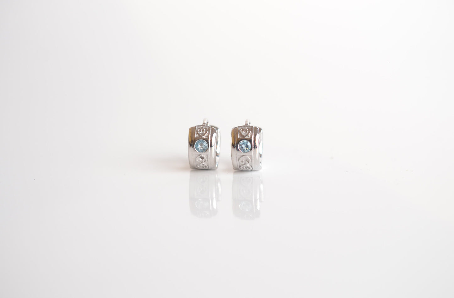 Sterling Silver 925 Huggie earrings with Blue Topaz.