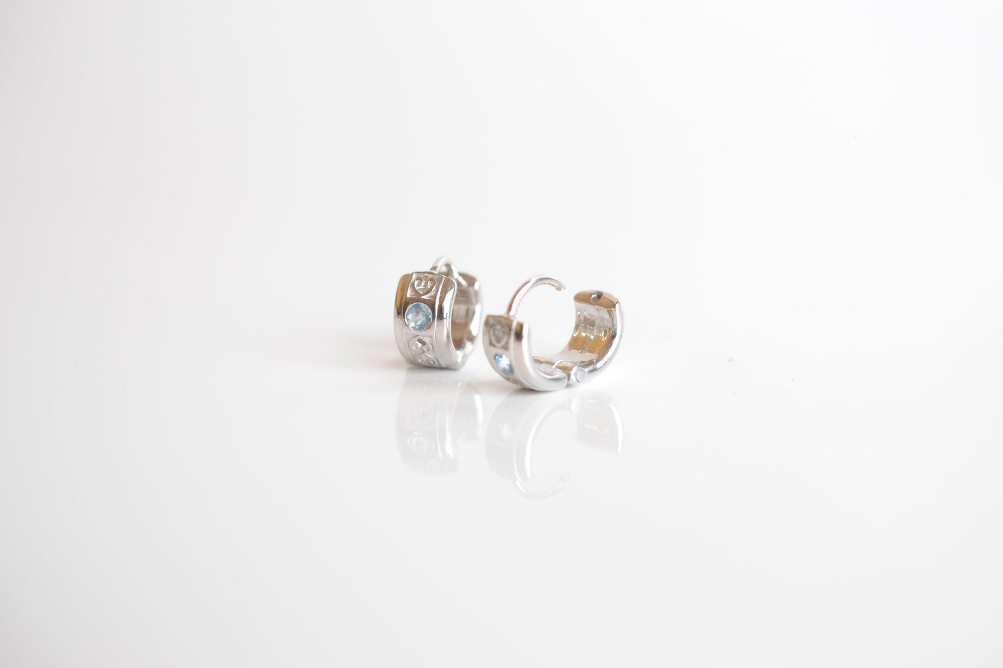 Sterling Silver 925 Huggie earrings with Blue Topaz.