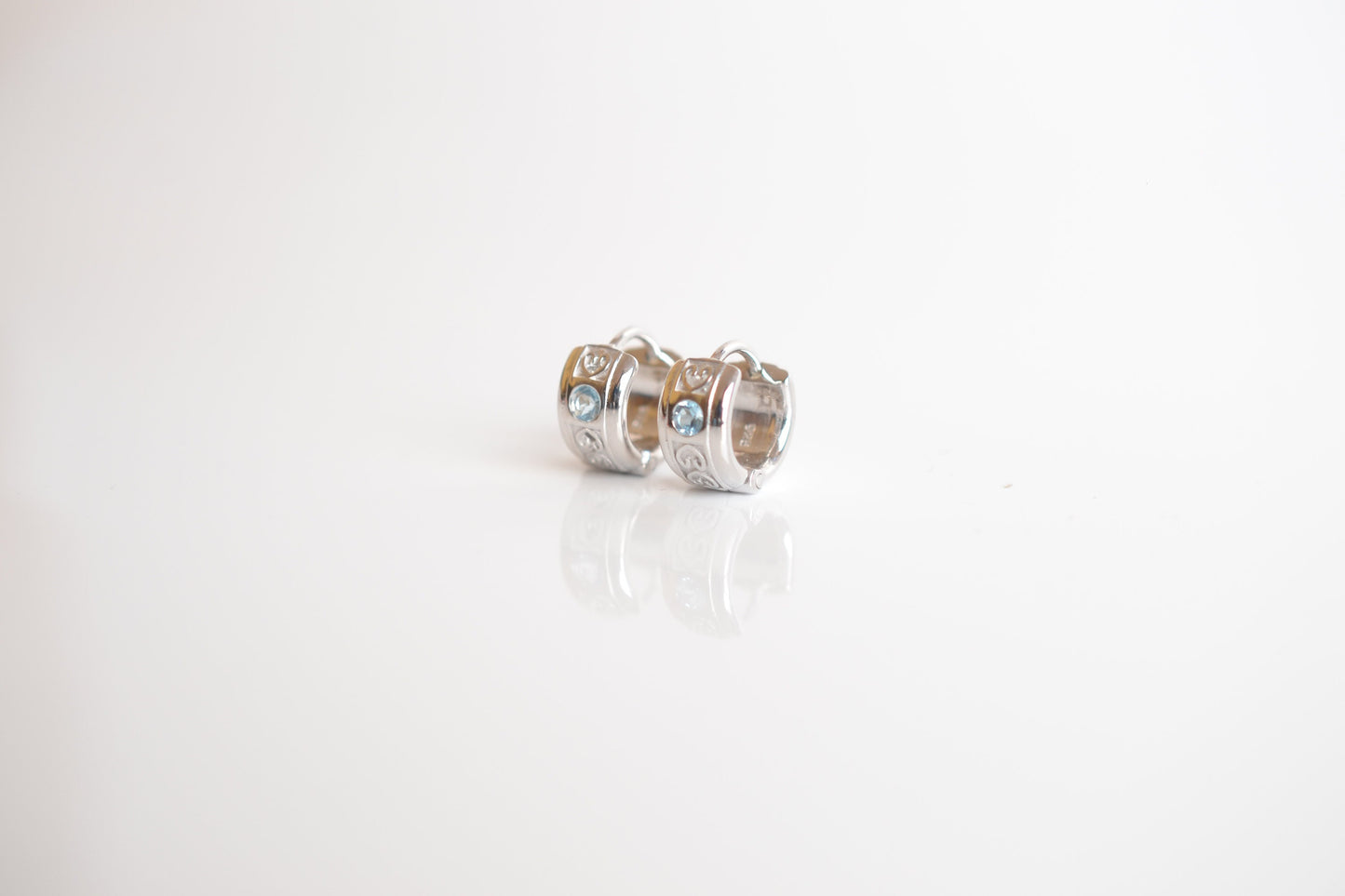 Sterling Silver 925 Huggie earrings with Blue Topaz.